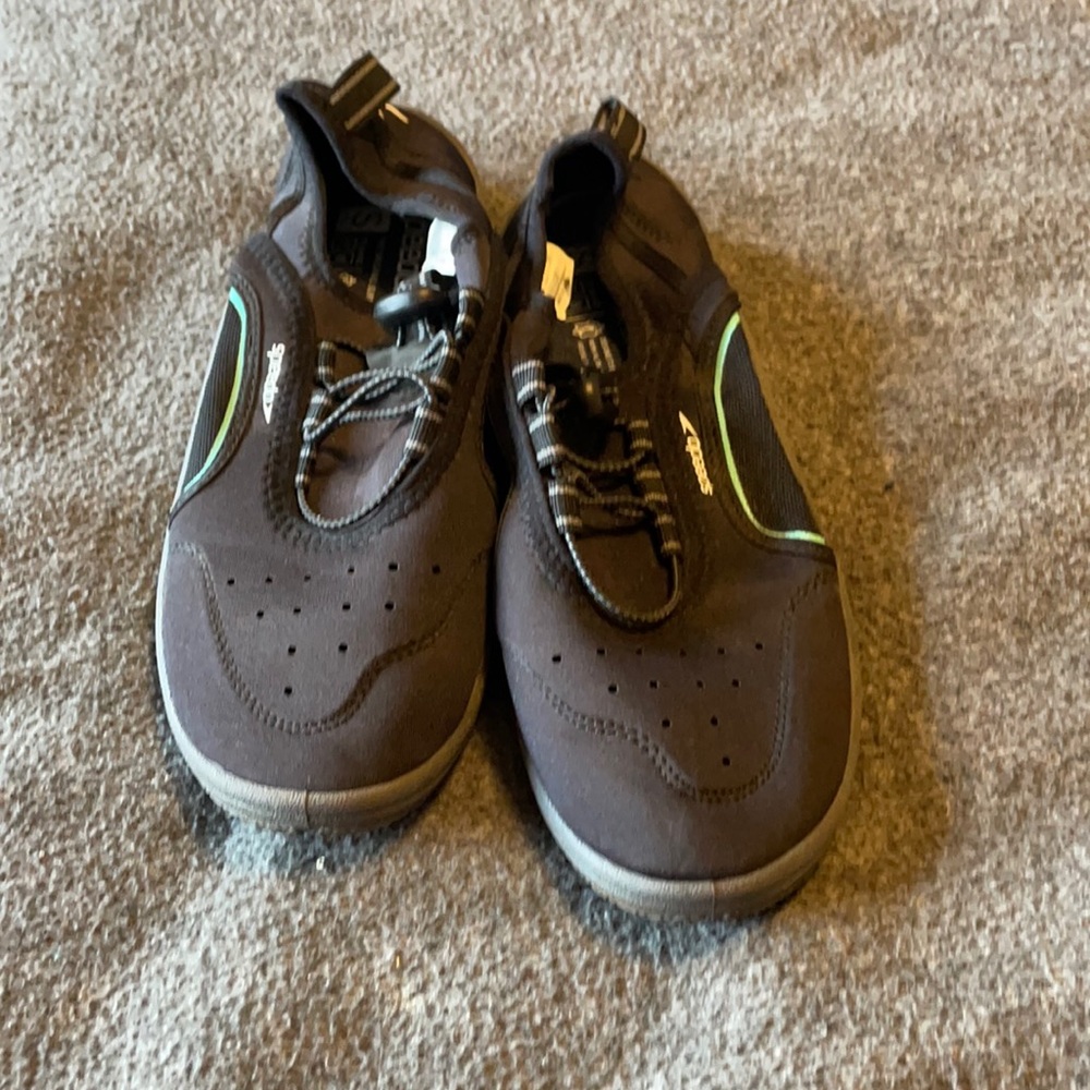 Women's speedo shoes. Size 8